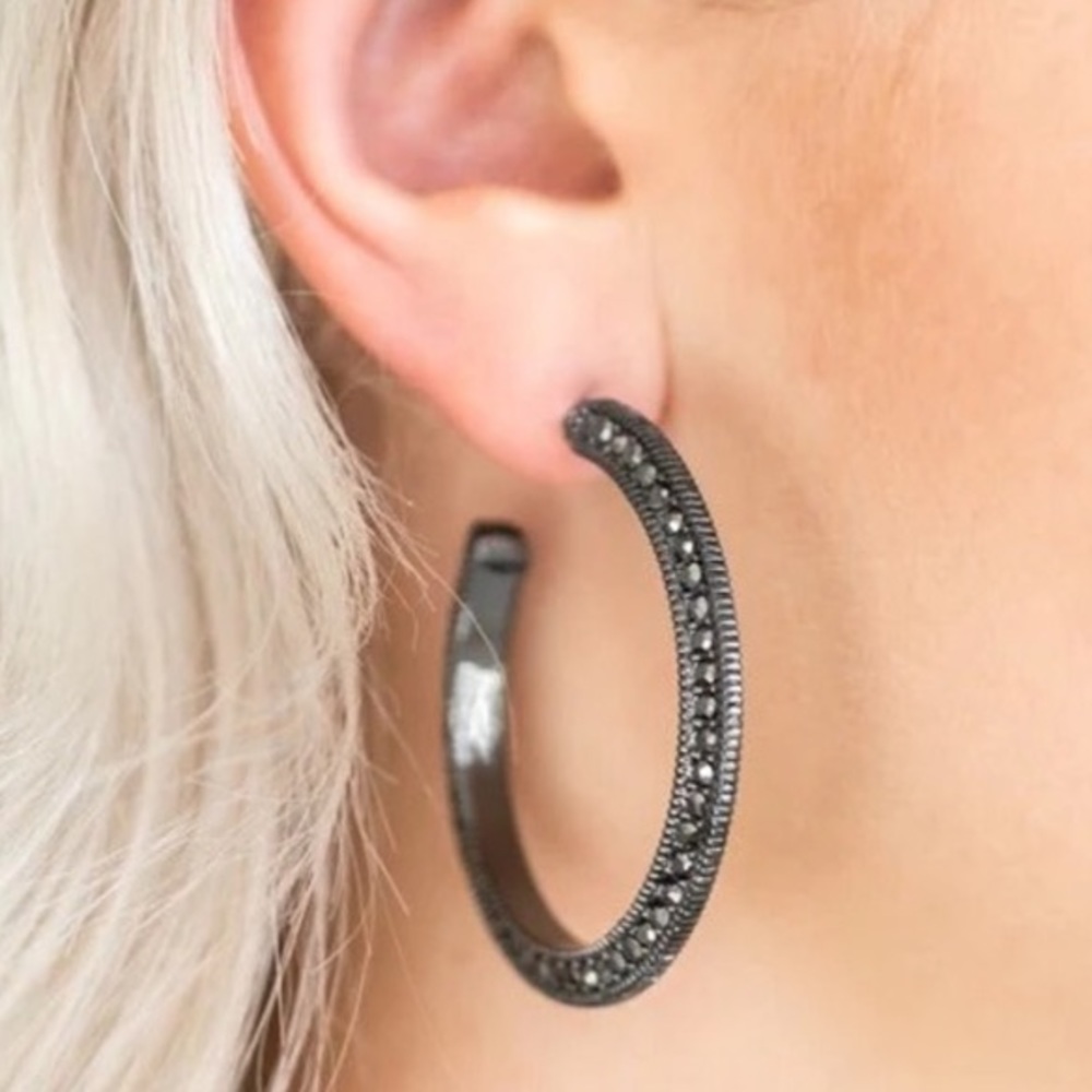 🌟3/$15 🆕NIP: Paparazzi: Dazzling Diamond-naire -Black Earrings
